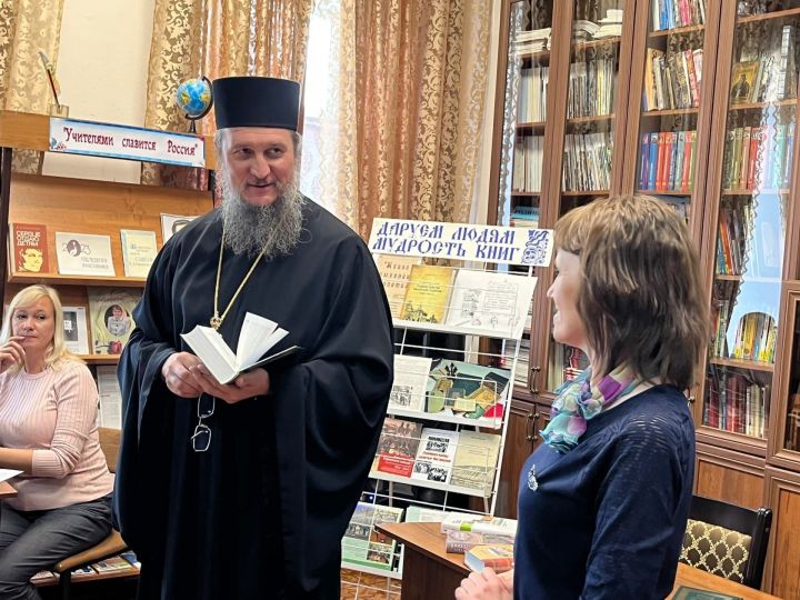 Епископ Пахомий подарил книги чистопольским библиотекам