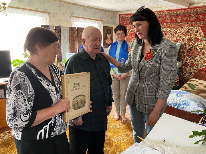 В Чистополе активисты «Единой России» поздравили супружескую пару с 65-летним юбилеем свадьбы