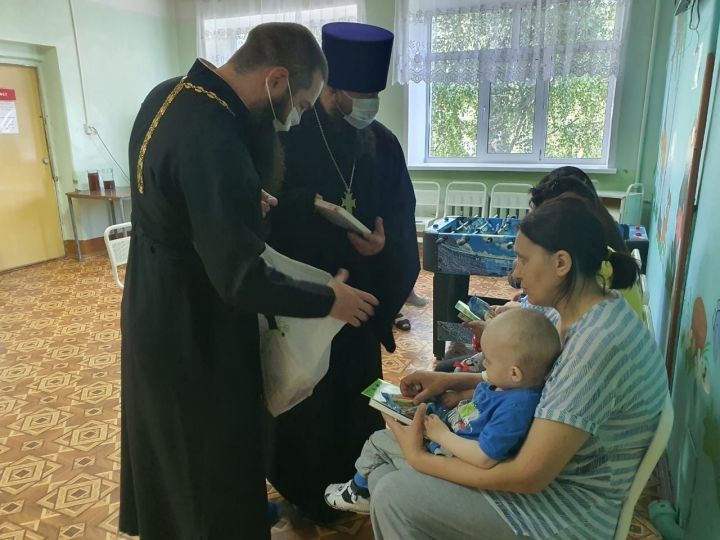В День защиты детей священнослужители посетили маленьких пациентов Чистопольской ЦРБ