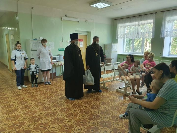 В День защиты детей священнослужители посетили маленьких пациентов Чистопольской ЦРБ
