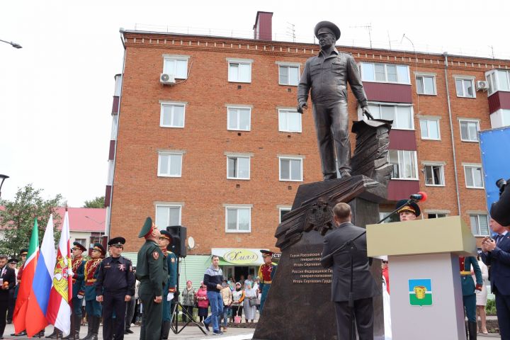 В Чистополе открыли памятник Герою России Игорю Груднову