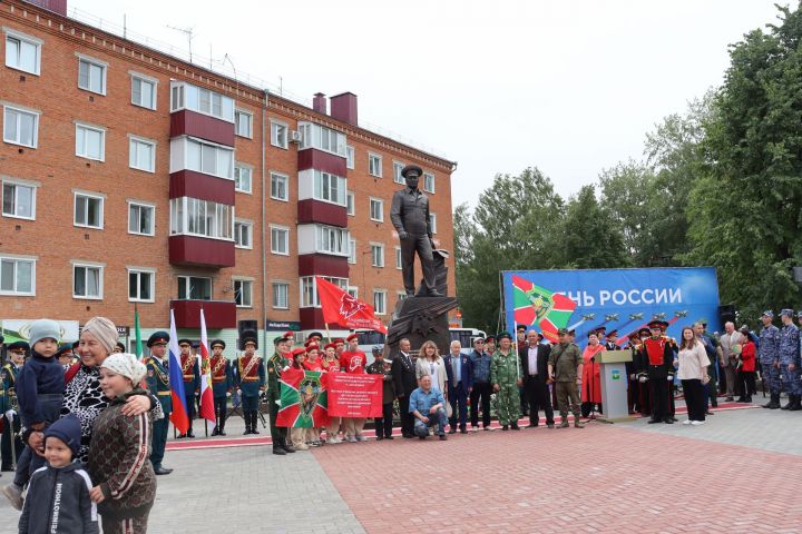 В Чистополе открыли памятник Герою России Игорю Груднову