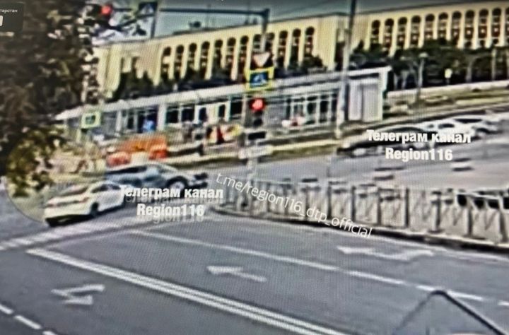 В Казани автомобиль перевернулся на крышу после ДТП