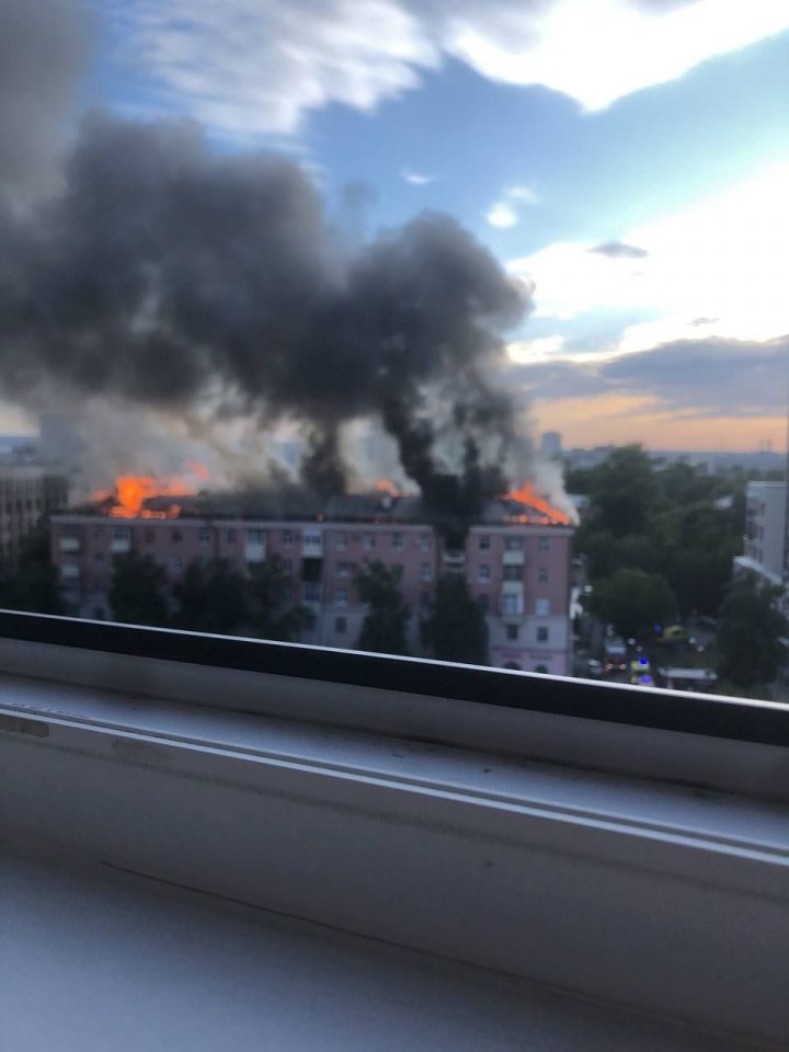 В Казани горит пятиэтажный дом