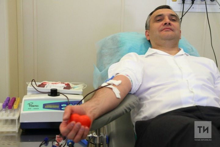 Министр здравоохранения РТ Марсель Минуллин сдал кровь