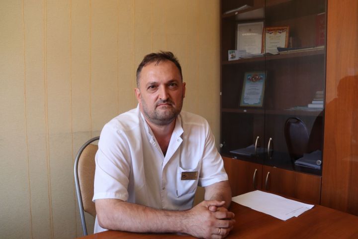 Терапия бүлеге мөдире Салават Камалов табибның нинди сыйфатларга ия булырга тиешлеге турында сөйләде