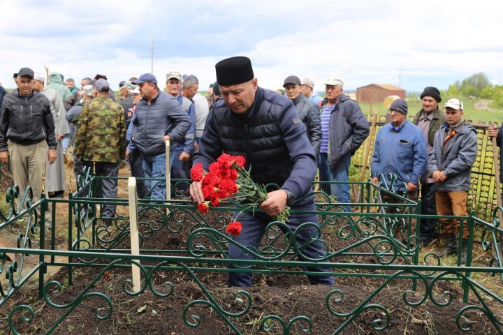 В Тукаевском районе похоронили семь человек, которые погибли на пожаре
