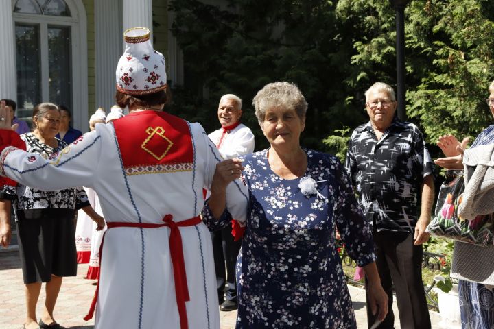 В Чистопольском Дворце бракосочетаний золотую свадьбу отметили супруги Петровы (Фоторепортаж)