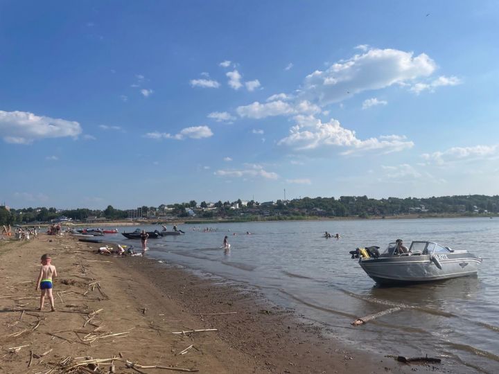 На Каме спасли дедушку с 8-летней внучкой, которых унесло течением на матрасе