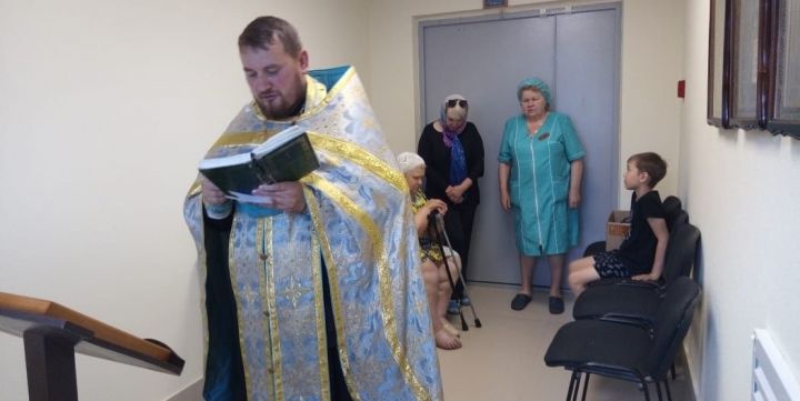Священник совершил таинство Елеосвящения верующих в Чистопольской ЦРБ