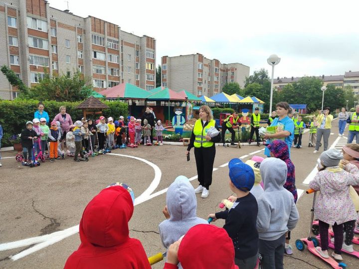 В Чистополе дети и взрослые соревновались на самокатах