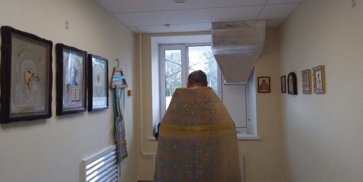 Священник совершил таинство Елеосвящения верующих в Чистопольской ЦРБ