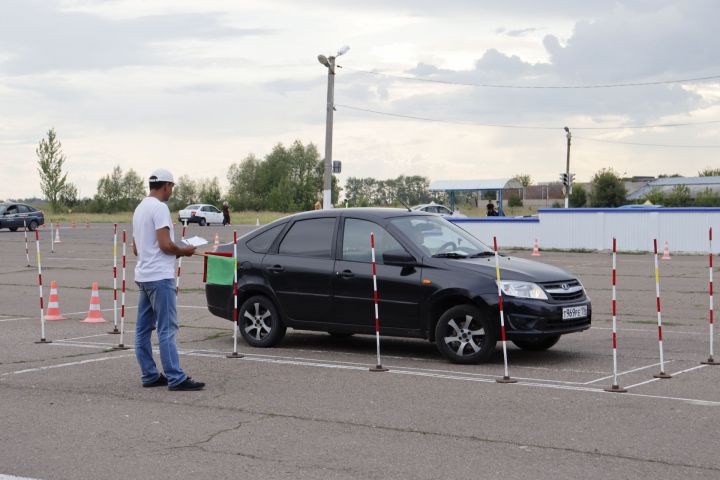 Ярты ел машина йөртү стажы булган Анастасия Шумкова көндәшләрен узып «Автоледи» конкурсында җиңү яулады