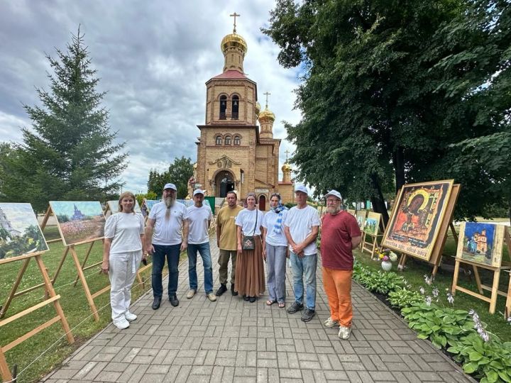 Живописцы из разных городов страны запечатлели на своих картинах старинные храмы Чистопольской епархии