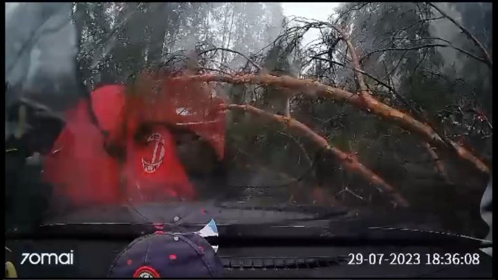 «Было очень страшно»: появилось видео начала урагана на озере Яльчик