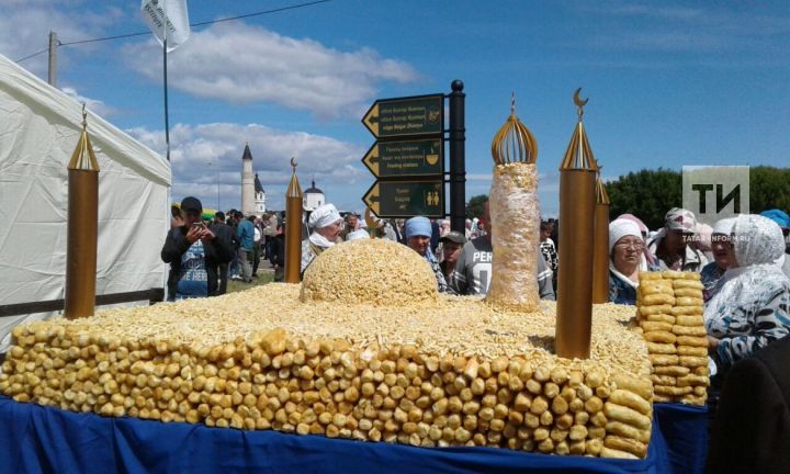 В Зеленодольске испекли чак-чак весом больше 173 кг
