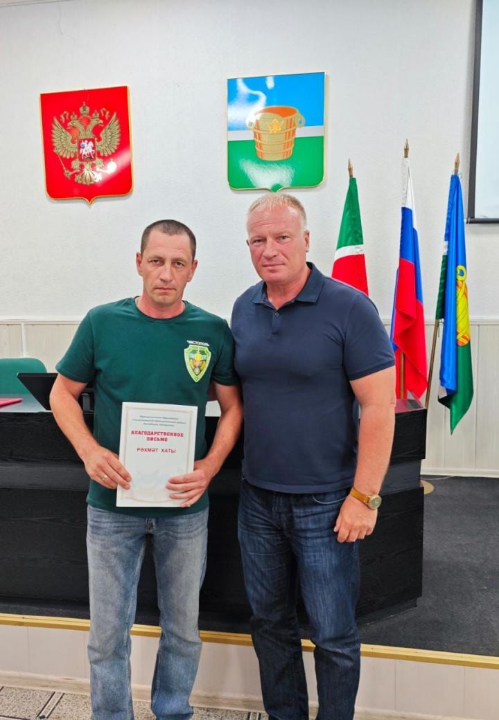 Дмитрий Иванов вручил чистопольцам медаль и благодарственные письма