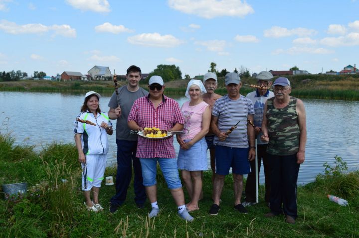 Подопечные чистопольского дома-интерната во время аквафиштерапии наловили карасей