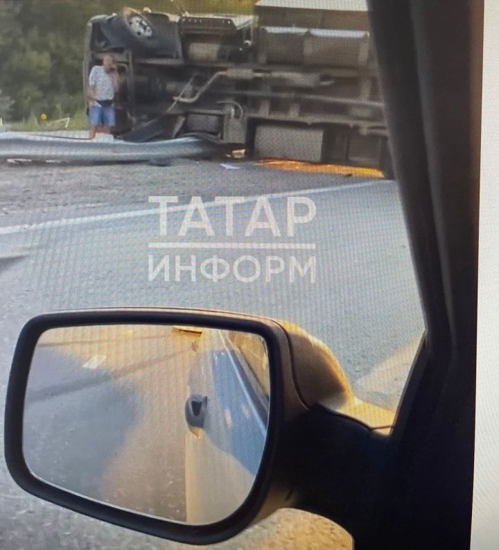 На трассе Казань – Зеленодольск столкнулись грузовик и две легковушки