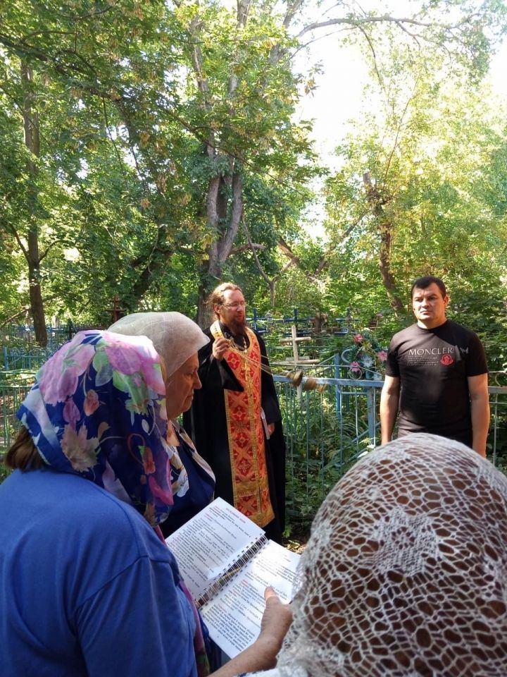 Настоятель и прихожане Казанского храма помолились об упокоении расстрелянных и погребенных на чистопольском кладбище