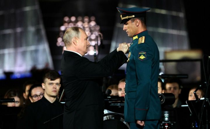 Военнослужащему из Алексеевского района Путин вручил звезду Героя России