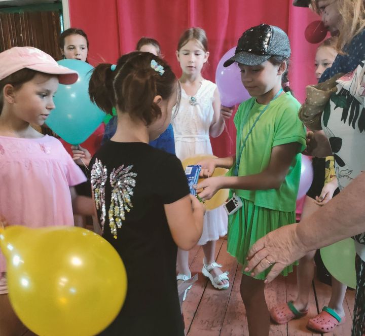 Жители одного из сел Чистопольского района поздравили с днем рождения дочь участника СВО