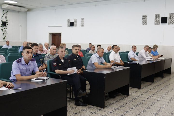 На внеочередном заседании антитеррористической комиссии говорили об усилении общественной безопасности в Чистопольском районе