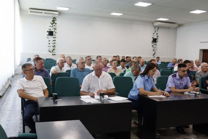 На внеочередном заседании антитеррористической комиссии говорили об усилении общественной безопасности в Чистопольском районе