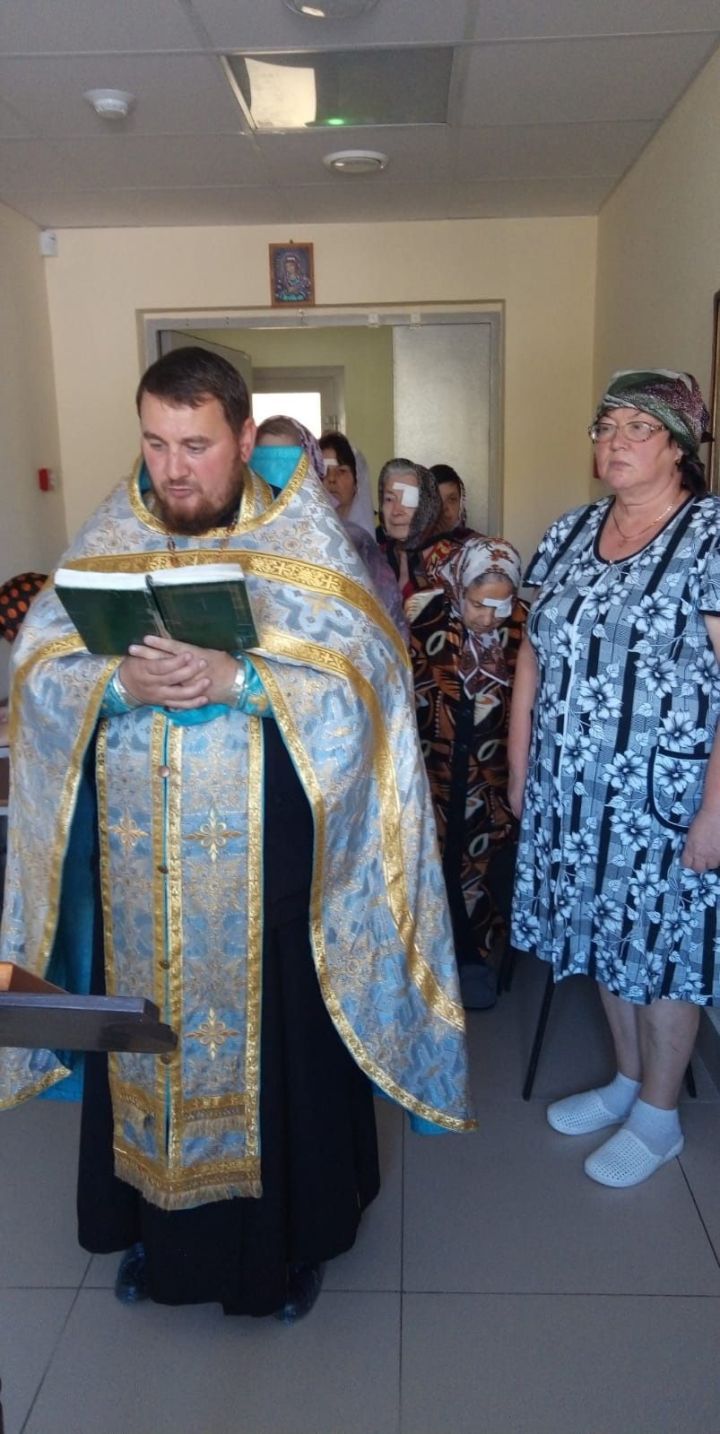 В Чистопольской ЦРБ священнослужитель совершил молебен о здравии