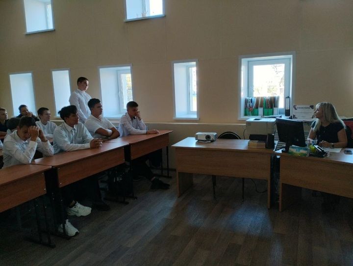 Судья Чистопольского городского суда встретилась со студентами