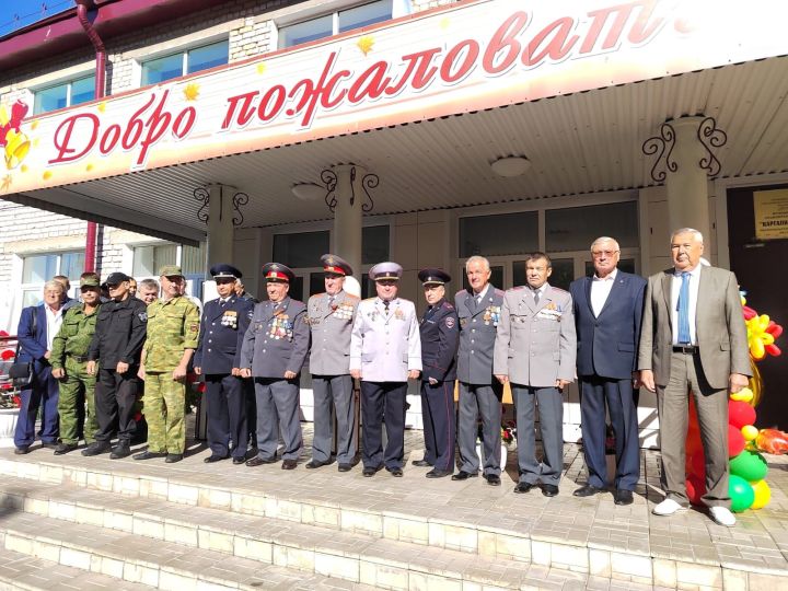 Сотрудники Госавтоинспекции и ветераны МВД поздравили чистопольских первоклассников с Днём знаний
