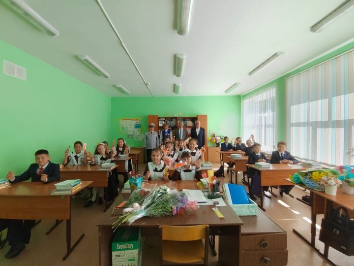 Сотрудники Госавтоинспекции и ветераны МВД поздравили чистопольских первоклассников с Днём знаний