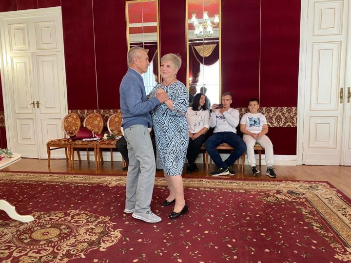 В Чистополе семейную пару поздравили с 50 — летием совместной жизни