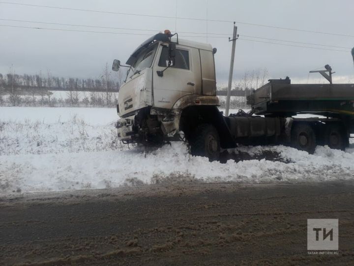 На трассе М7 в РТ лоб в лоб столкнулись два грузовика