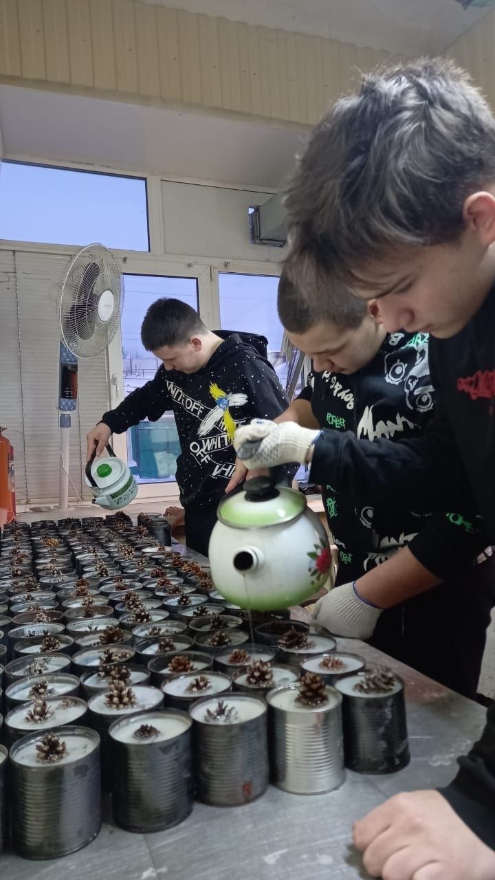 Чистопольские школьники помогают волонтерам изготавливать окопные свечи и плести маскировочные сети