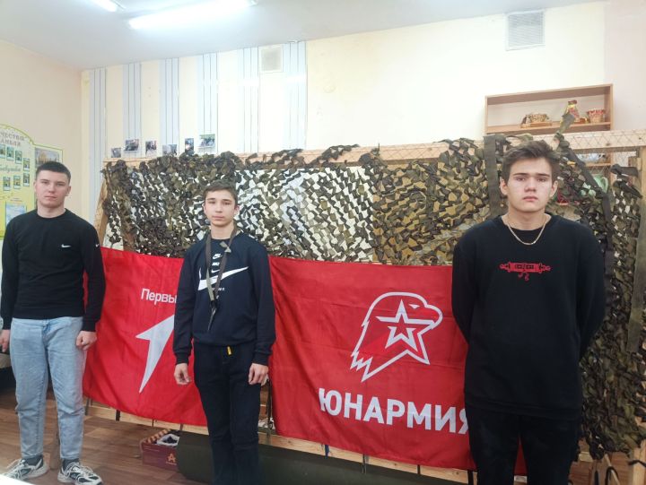 Чистопольские школьники помогают волонтерам изготавливать окопные свечи и плести маскировочные сети