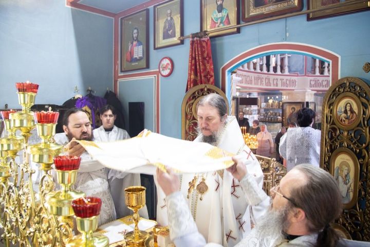 В чистопольском храме в день отдания праздника Рождества Христова прошла Божественная литургия