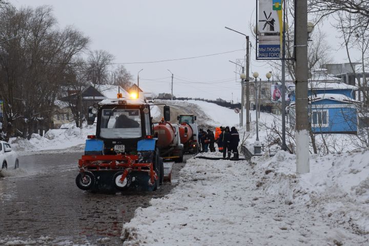 В Чистополе устраняют последствия коммунальной аварии