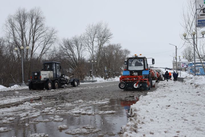 В Чистополе устраняют последствия коммунальной аварии