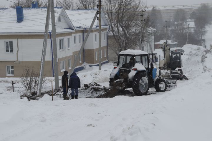 На месте прорыва водопроводной магистрали продолжаются аварийные работы