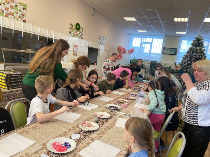 Для воспитанников Чистопольского детского дома провели мастер-класс по изготовлению браслетов из натуральных камней