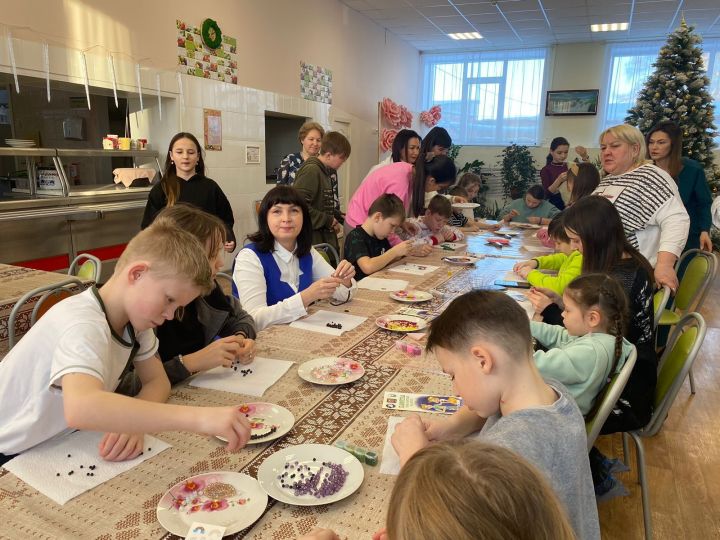 Для воспитанников Чистопольского детского дома провели мастер-класс по изготовлению браслетов из натуральных камней