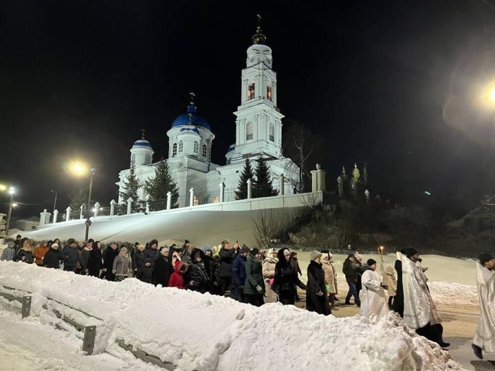 Епископ Пахомий возглавил крестный ход на «иордань»