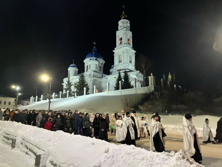 Епископ Пахомий возглавил крестный ход на «иордань»