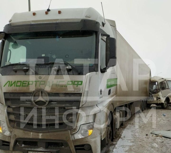 В РТ автобус с пассажирами врезался в припаркованную фуру