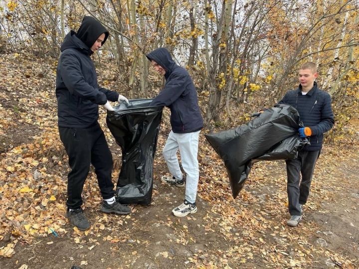 Около 30 чистопольских студентов-активистов собрали мусор вдоль дамбы