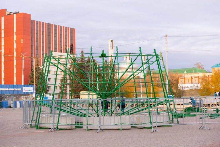 В Альметьевске начались работы по установке главной городской елки и уличного катка