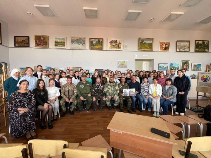 Сугышчы-интернационалистлар һәм махсус хәрби операциядә катнашучылар Балалар сәнгать мәктәбе укучылары белән очраштылар