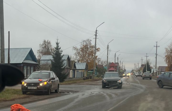 В Чистополе дорогу не поделили две Лады