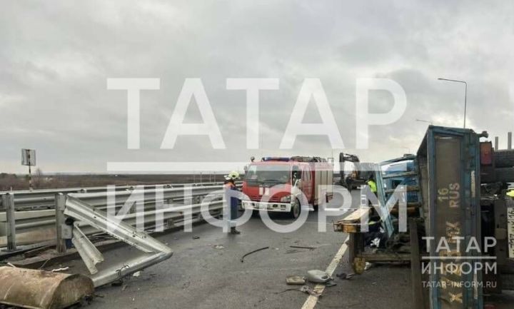 ДТП на трассе М-7 в РТ: грузовик опрокинулся, пассажир погиб